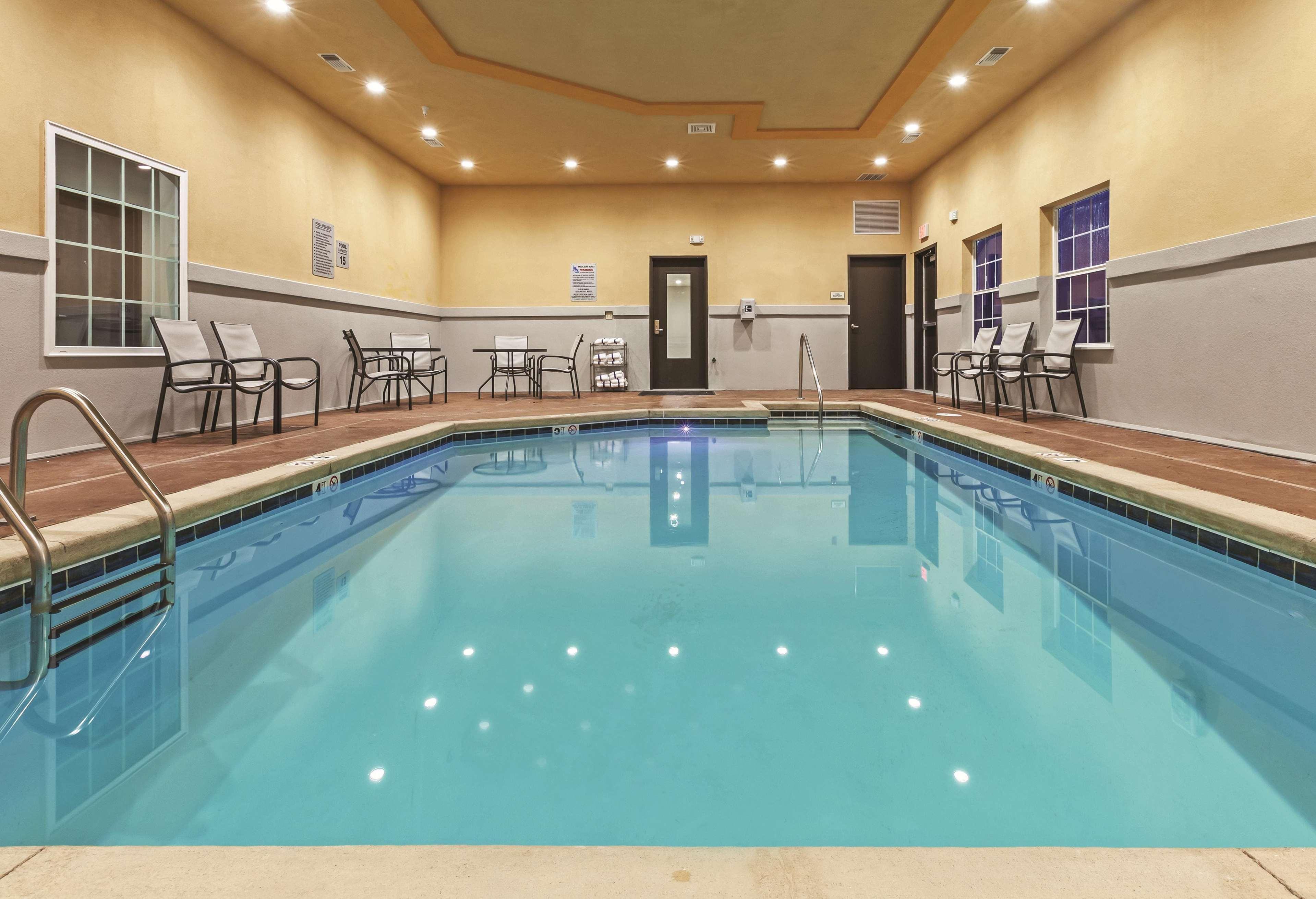 La Quinta By Wyndham Claremore Bagian luar foto