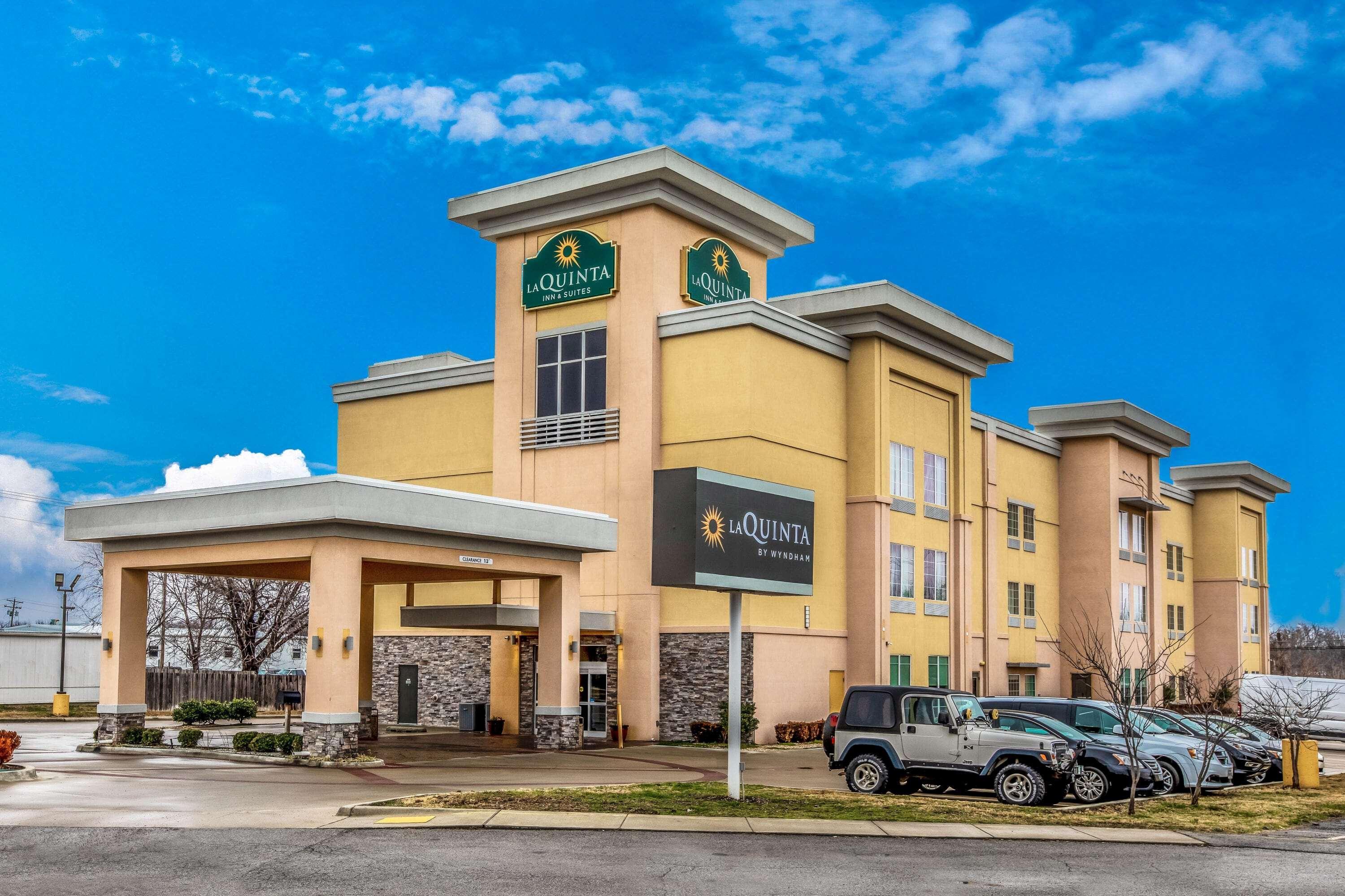 La Quinta By Wyndham Claremore Bagian luar foto